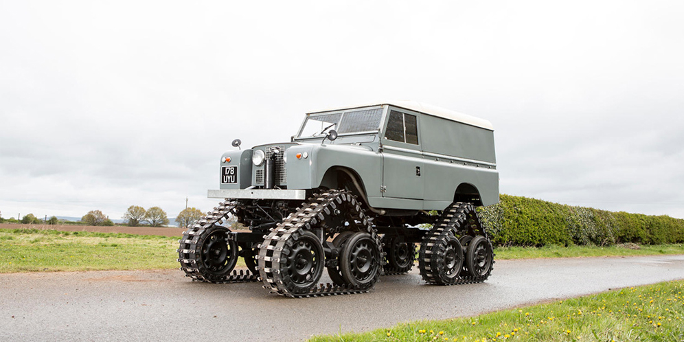 Pria Ini Sulap Mobil Land Rover Jadi Tank thumbnail