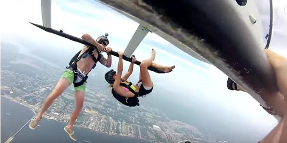Serunya Skydiving Dari Helikopter, Sensasinya Tiada Dua thumbnail