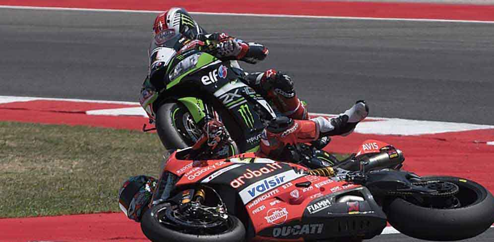 Insiden Mengerikan, Rider WSBK Terlindas Motor thumbnail
