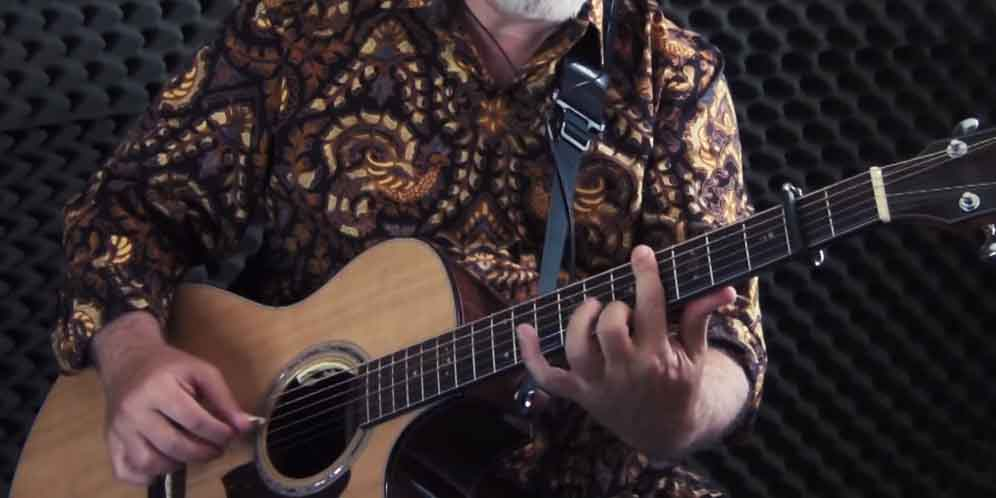 Gitaris Rusia Pakai Batik dan Mainkan Lagu Indonesia thumbnail