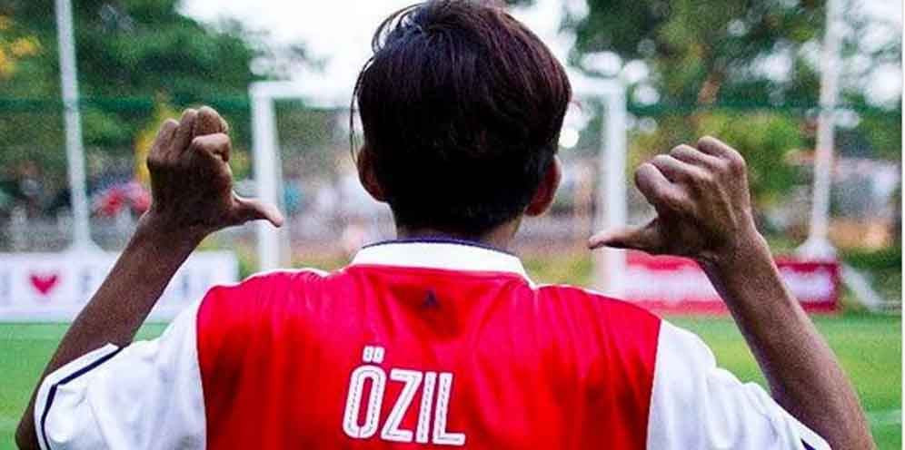Ozil Tersentuh Kisah Dhani Fansnya Dari Jakarta Utara thumbnail