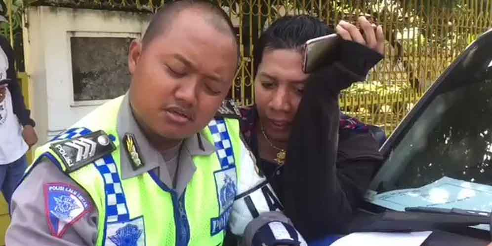 Ngakak Maksimal, Ketika Polisi Lucu Tilang Cowok Centil Nan Manja thumbnail