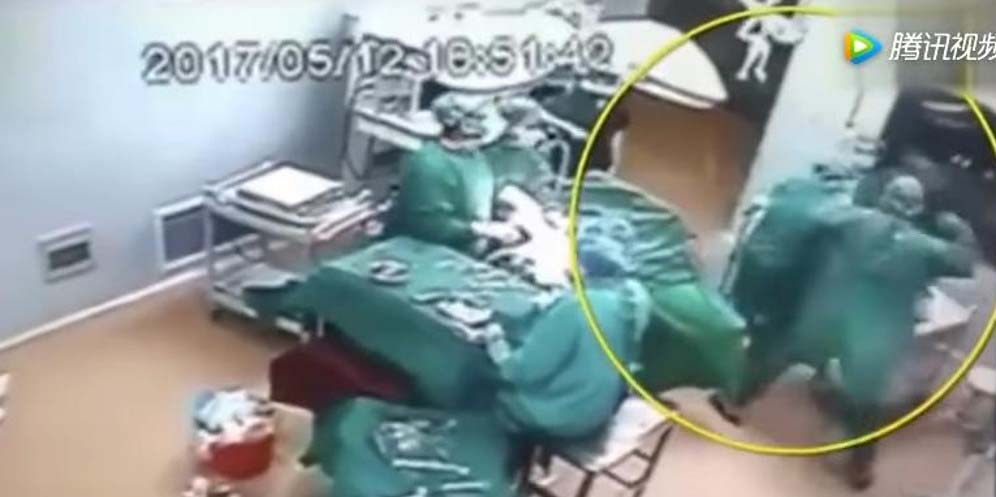 Gila, 2 Perawat Sejoli Malah Ribut Saat Tangani Pasien Di Ruang Operasi! thumbnail