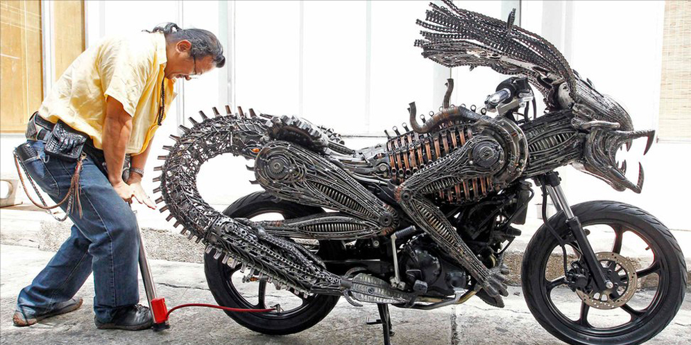 Unik! Pria Ini Menyulap Motornya Jadi Alien thumbnail