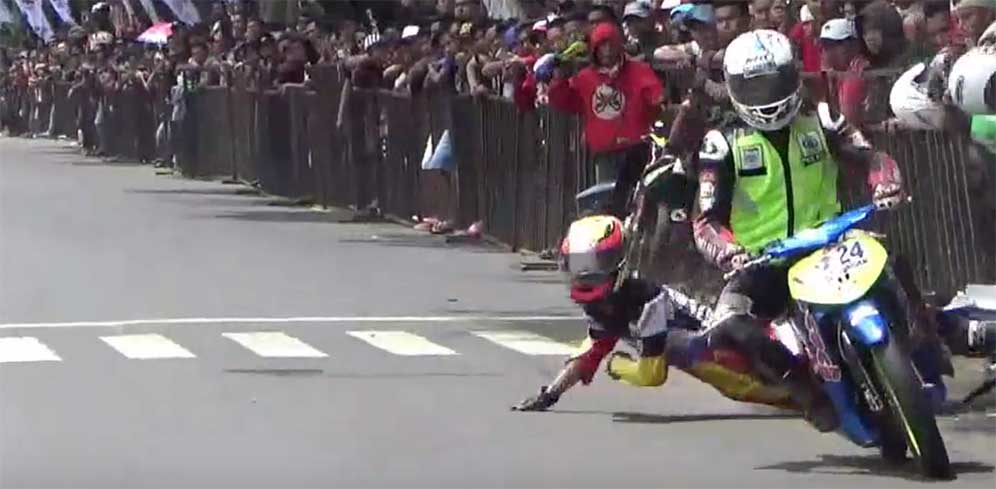 Nih Aksi Kampungan Pembalap Indonesia Di Ajang Road Race 