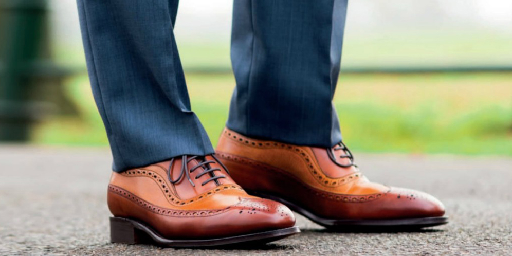 Ini Dia Cara Mix and Match Sepatu dengan Kemeja Batik thumbnail