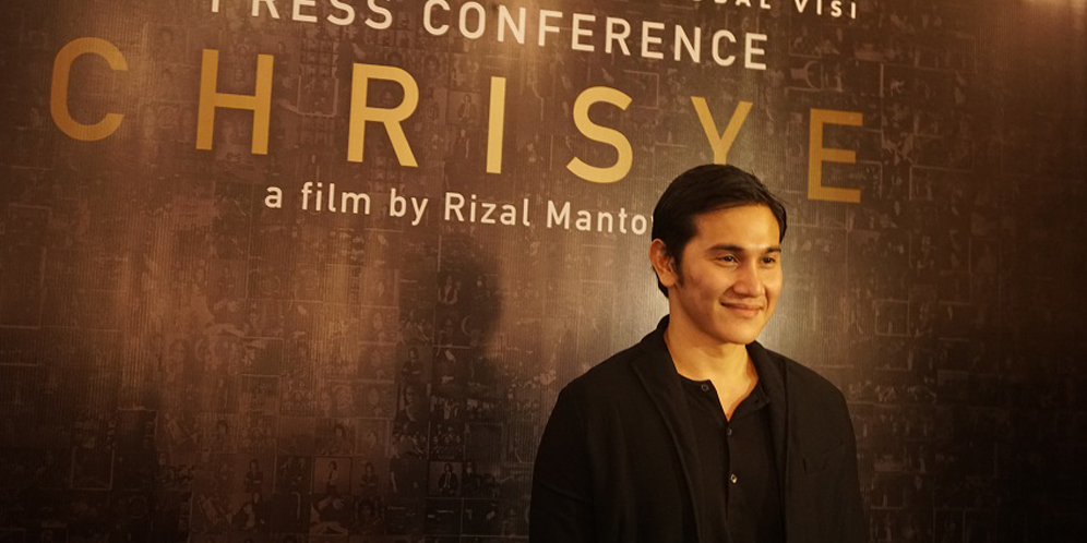 Vino Bastian Bikin Rahang Khusus Demi Film 'Chrisye' thumbnail