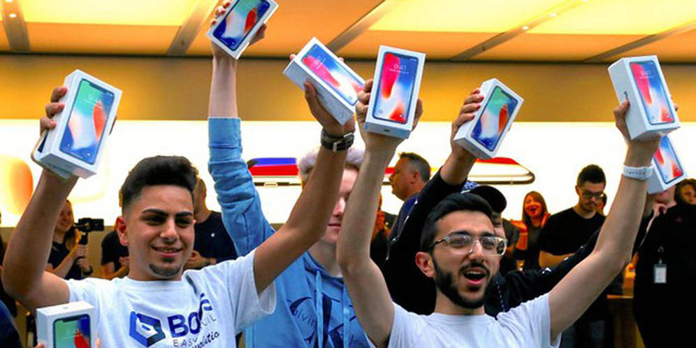 Seminggu Menginap Demi iPhone X, Tapi Nggak Dipakai thumbnail