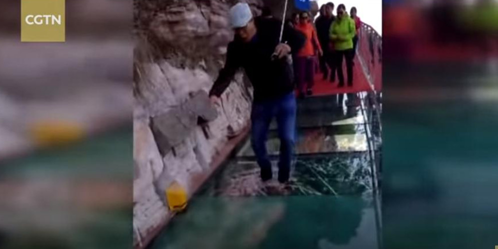 Spesial Efek Kaca Retak Di Ketinggian Tawarkan Sensasi Menyeramkan thumbnail