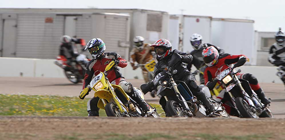 Alasan Mengapa Lo Harus Naik Supermoto thumbnail