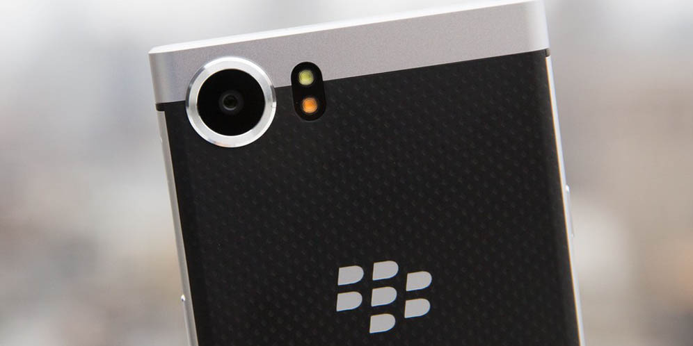 Ogah Ikut Tren, BlackBerry Bikin Smartphone Ber-bezel Tebal thumbnail