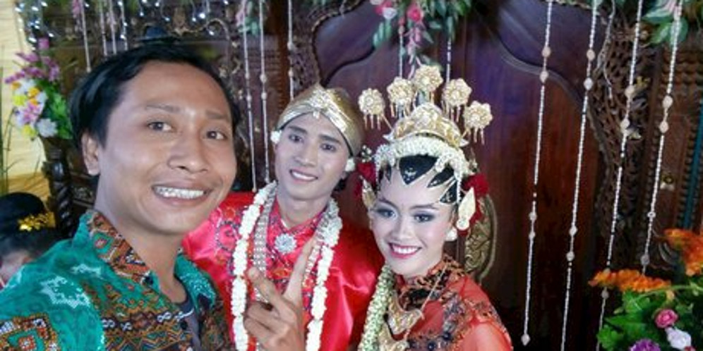 Jagain Jodoh Orang, Kalem Selfie Sama Mantan Di Pelaminan thumbnail