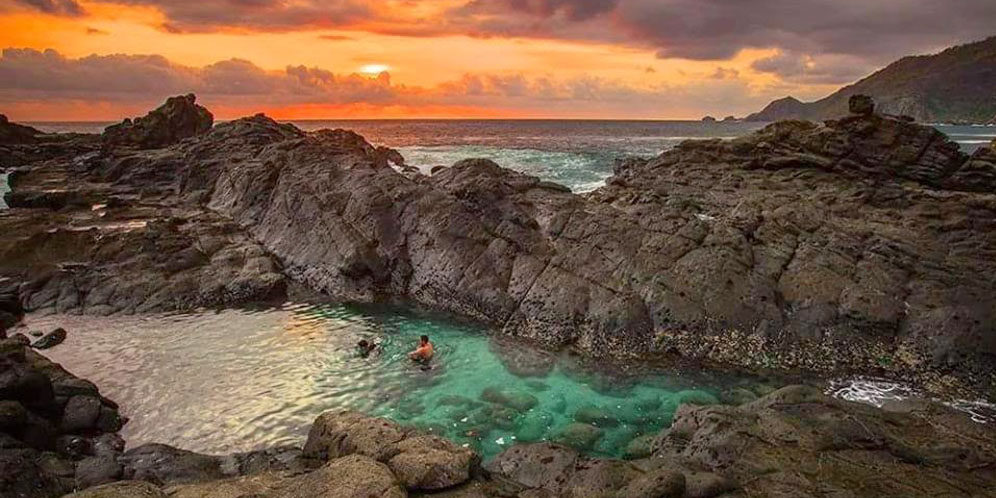 Byuurr Segarnya Berenang Di Kolam Renang Alami Di Pantai
