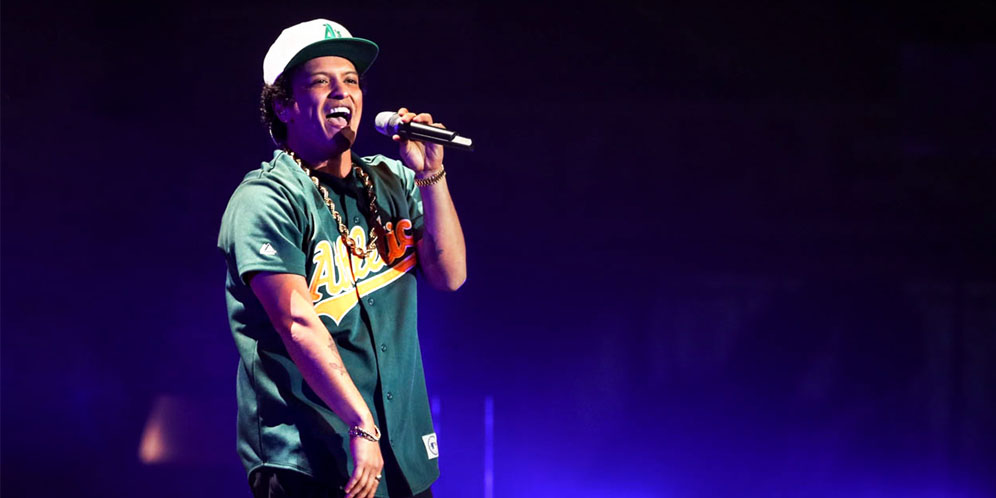 Bruno Mars Kesal dan Lempar Handuk ke Penonton Ini thumbnail