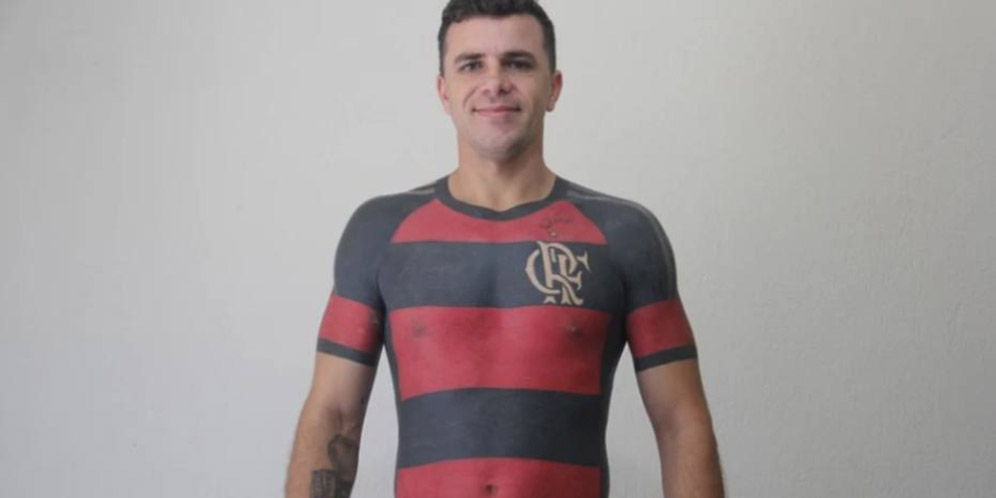 Ada-ada Aja, Pria Ini Tato Badannya dengan Gambar Jersey Klub Favoritnya