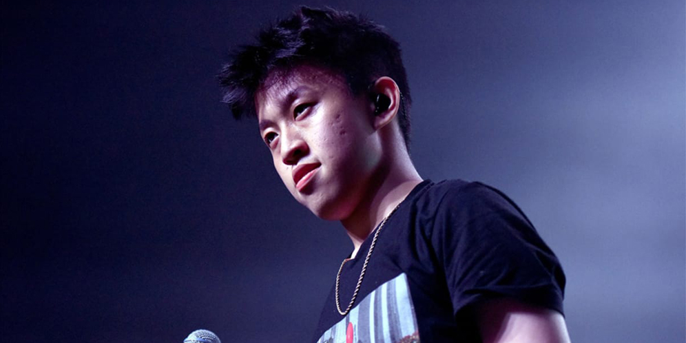 Cerita Rich Brian Bertemu Fans Teraneh thumbnail
