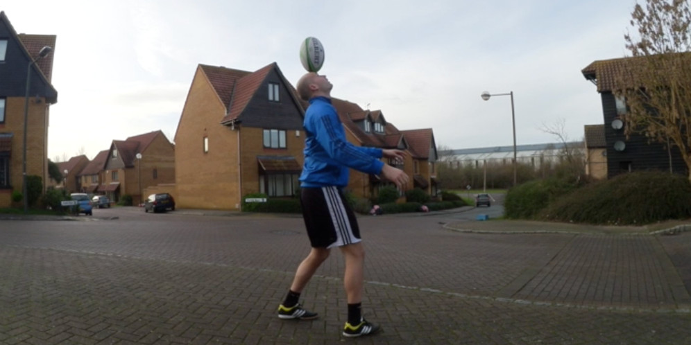 Keren, Freestyle Dengan Bola Rugby thumbnail