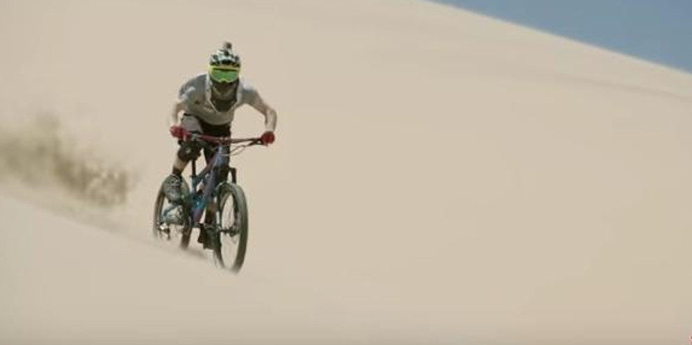 Sensasi Nge-Downhill Di Gurun Pasir thumbnail