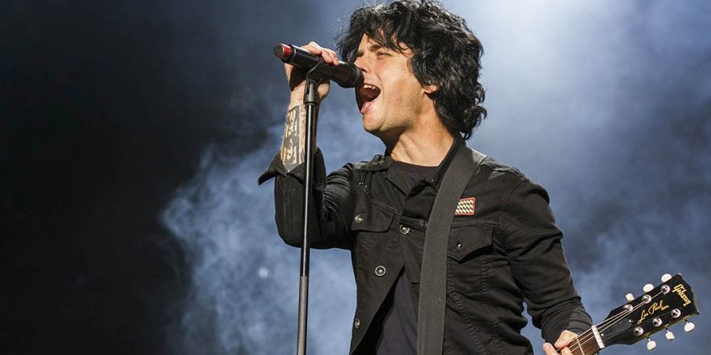 Vokalis Green Day Buang Gitar Seharga Rp 84 Juta thumbnail