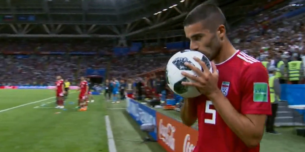 Aksi Throw In Unik Bek Iran Yang Viral Di Piala Dunia 2018 thumbnail