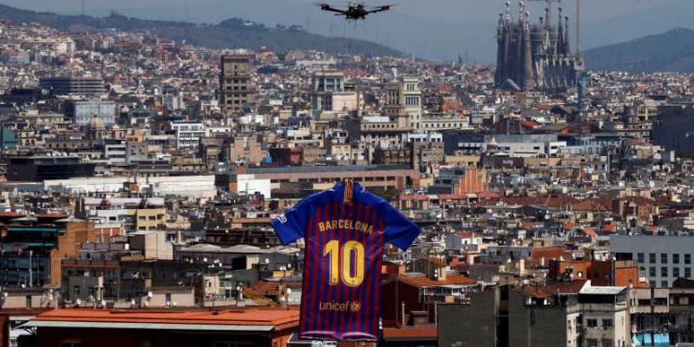 Jersey Baru Barcelona Diperkenalkan Pakai Drone  thumbnail
