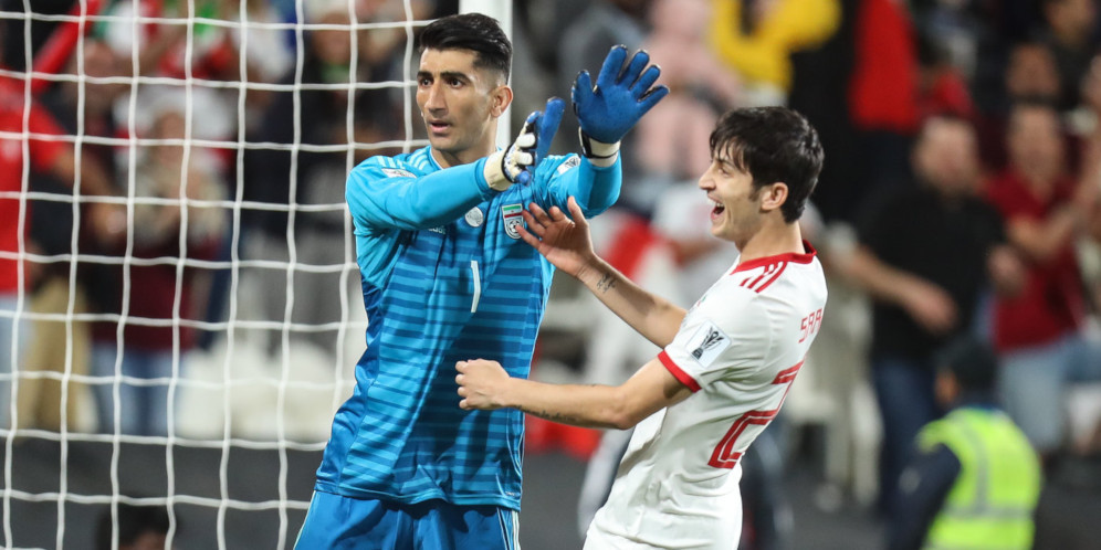 Keren Bro! Kiper Iran Lelang Sarung Tangan untuk Bantu Korban Bencana