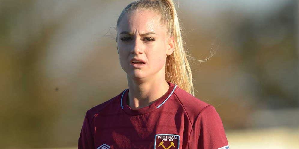 Striker Seksi Mirip Barbie Ada di West Ham!