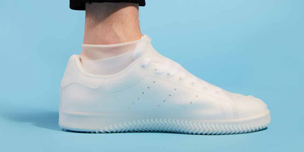 Takut Sepatu Kotor? Pakaikan Kondom Saja! thumbnail