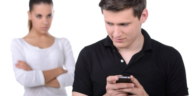 5 Tanda Si Dia Mulai Cemburu