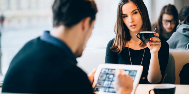 5 Trik Mengalihkan Perhatian Dari Kencan Yang Bikin Bosan