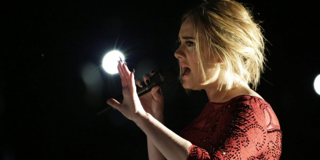 Adele Jadi Headline Terbaru di Glastonbury 2016