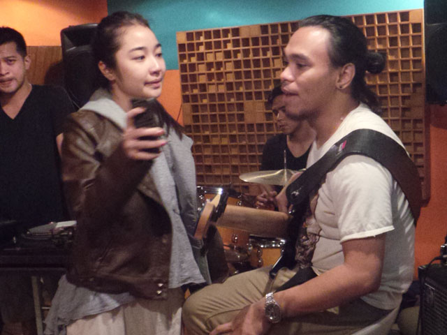 Barry Likumahuwa Unjuk Tolak Ukur Musik Hip Hop