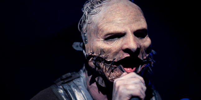 Baru Sembuh Corey Taylor Udah Jatuh Lagi di Atas Panggung