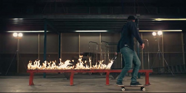 Bermain Api di Video Lirik Terbaru The Chainsmokers