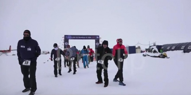 Brr! Mannequin Challenge di Tengah Kompetisi Maraton Antartika