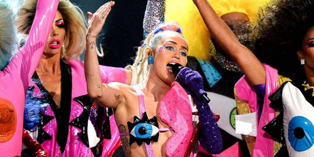 Buntut Panjang Penampilan Seronok Miley Cyrus MTV VMA 2015