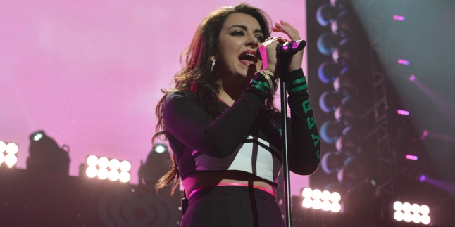 Charli XCX Gagal Rilis Album Tepat Waktu