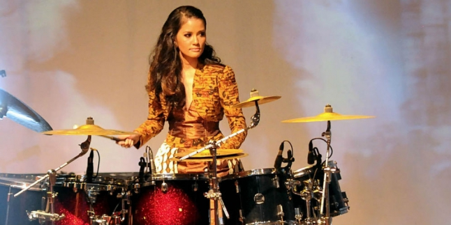 Titi Rajo Bintang dan 5 Drummer Cantik Indonesia