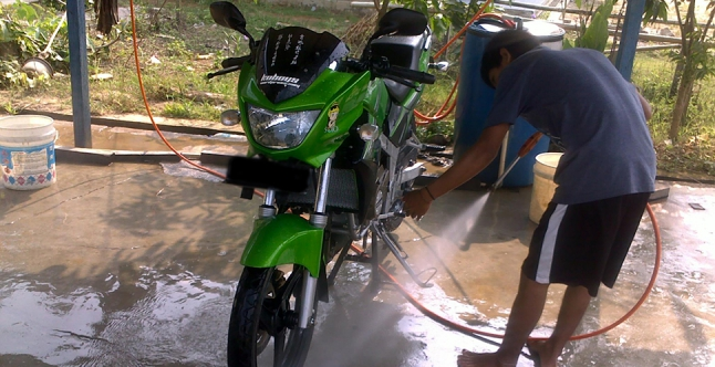 Cuci Motor Pakai Kompresor Berbahaya. Kok Bisa?