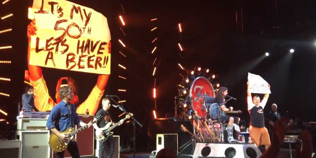 Dave Grohl Ajak Fans Ngebir Bareng di Atas Panggung
