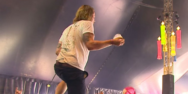 Dilempar Bir, Vokalis Ini Pukau Penonton Dengan Menangkapnya