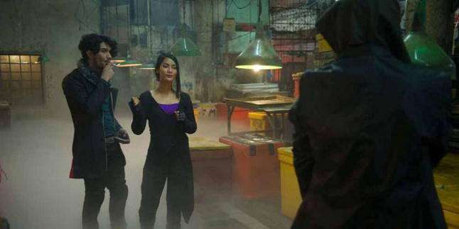 Episode 3 'Halfworlds', Barata Dikeroyok Pasangan Demit
