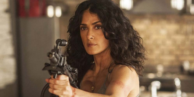 'Everly', Si Seksi Salma Hayek yang Perkasa