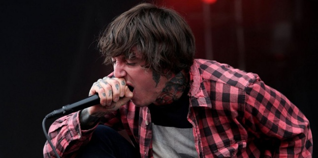 Funny! Vokalis Bring Me The Horizon Ajari Seorang Nenek Cara Scream
