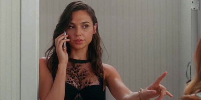 Gal Gadot Tampil Super Seksi di Trailer 'Keeping Up with the Joneses'