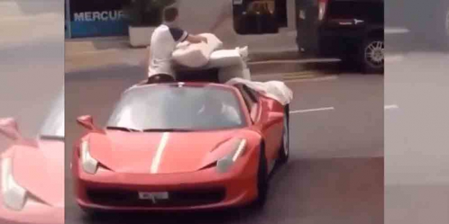 Gila, Ferrari Senilai Miliaran Rupiah Jadi Mobil Pengangkut Sofa