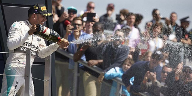 Hamilton Ingin Coba Ngebut dengan Motor MotoGP