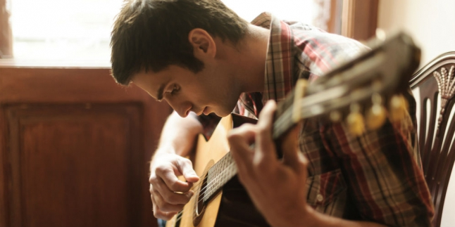 Hobi Main Gitar Bisa Bawa Segudang Manfaat!