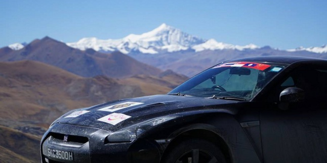 Ini Aksi Gila Pecinta Nissan GT-R