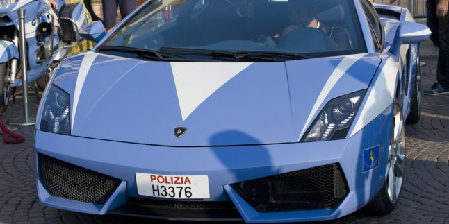 Ini Nih Mobil Polisi Paling Seksi Di Dunia
